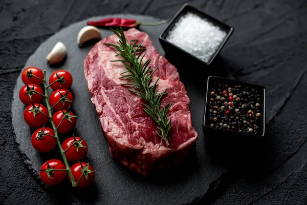 Steak Bœuf Cru Aux Épices Herbes Vue Rapprochée — Photo