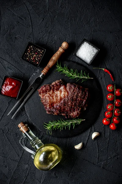 Steak Bœuf Grillé Aux Épices Sur Fond Noir — Photo