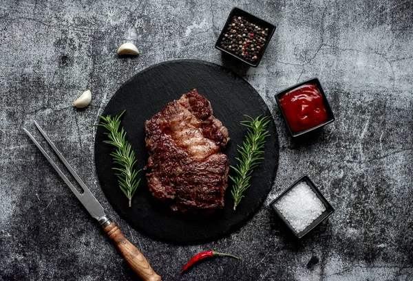 Gegrilde Biefstuk Met Specerijen Zwarte Achtergrond — Stockfoto