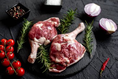 Baharatlı çiğ kuzu bacağı, yakın görüş, yemek konsepti