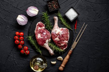 Baharatlı çiğ kuzu bacağı, yakın görüş, yemek konsepti