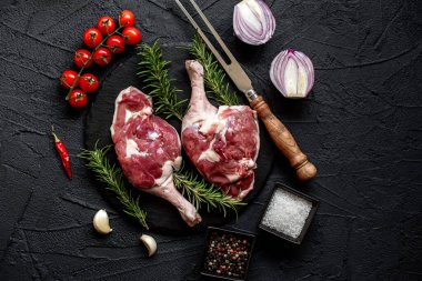 Baharatlı çiğ kuzu bacağı, yakın görüş, yemek konsepti