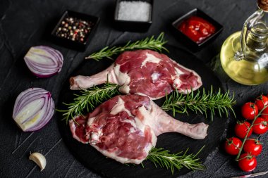 Baharatlı çiğ kuzu bacağı, yakın görüş, yemek konsepti