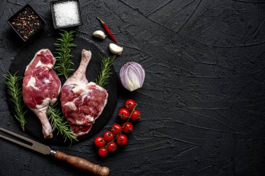 Baharatlı çiğ kuzu bacağı, yakın görüş, yemek konsepti