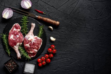 Baharatlı çiğ kuzu bacağı, yakın görüş, yemek konsepti