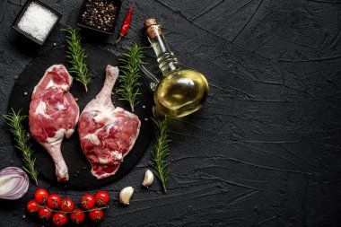 Baharatlı çiğ kuzu bacağı, yakın görüş, yemek konsepti