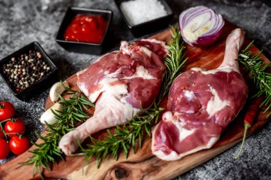 Baharatlı çiğ kuzu bacağı, yakın görüş, yemek konsepti