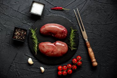 Baharatlı çiğ domuz böbrekleri, yakın görüş.