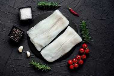 Biberiye ve baharatlı çiğ balık filetosu.