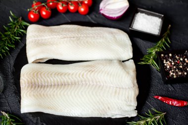 Biberiye ve baharatlı çiğ balık filetosu.