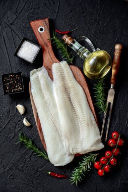 Biberiye ve baharatlı çiğ balık filetosu.