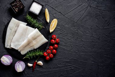 Baharatlı ve otlu çiğ balık filetosu.