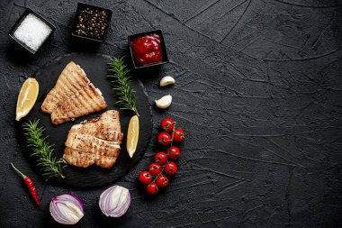 Baharatlı ızgara balık bifteği. yakın görüş, yiyecek konsepti