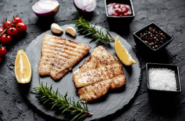 Baharatlı ızgara balık bifteği. yakın görüş, yiyecek konsepti