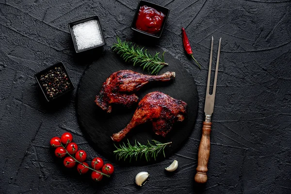 Grilled Chicken Legs Spices Herbs Black Background — Zdjęcie stockowe