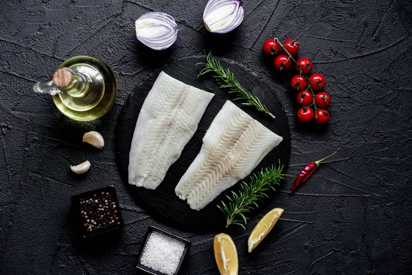 Fiskfilé Med Kryddor Och Örter Närbild — Stockfoto