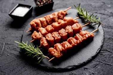 Baharatlı ve sebzeli çiğ et, yakından bakın.