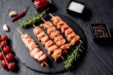 Baharatlı ve sebzeli çiğ et, yakından bakın.