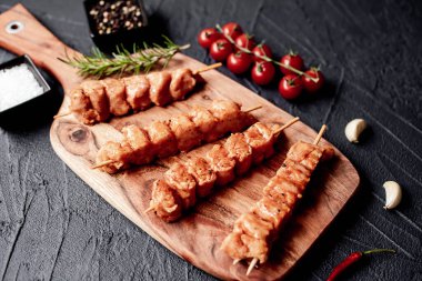 Baharatlı ve sebzeli çiğ et, yakından bakın.