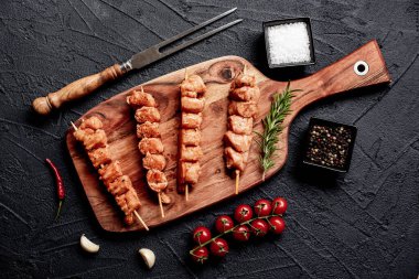 Baharatlı ve sebzeli çiğ et, yakından bakın.