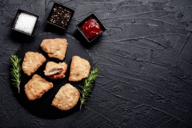 Baharatlı ve otlu biftek. en üstteki görünüm.