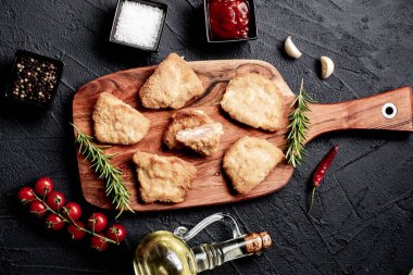 Baharatlı ve otlu biftek. görünümü kapat.