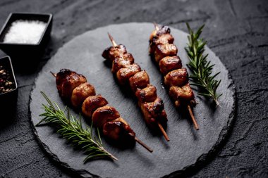 Baharatlı ve sebzeli ızgara domuz eti.