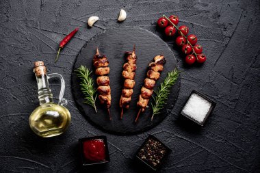 Baharatlı ve sebzeli ızgara domuz eti.