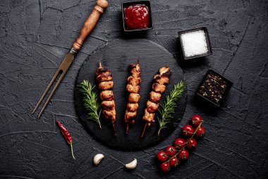 Baharatlı ve sebzeli ızgara domuz eti.