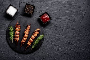 Baharatlı ve sebzeli ızgara domuz eti.