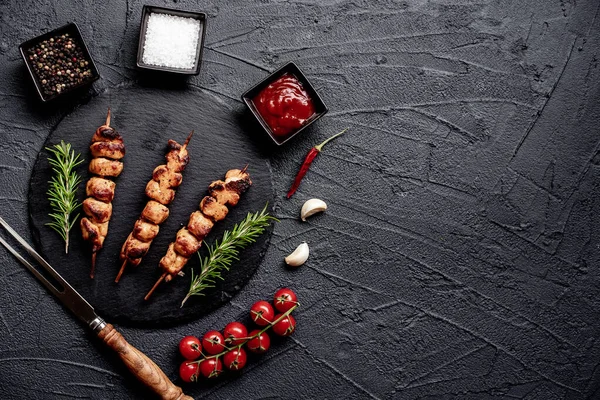 烤猪肉 用调味品和蔬菜装饰 — 图库照片