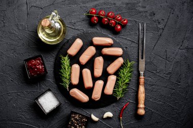 Baharatlı ve otlu çiğ sosisler, yiyecek konsepti.