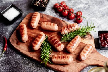 Baharatlı ve otlu ızgara sosis.