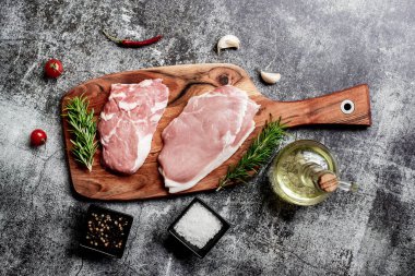 Baharatlı ve otlu çiğ domuz bifteği, yemek konsepti.