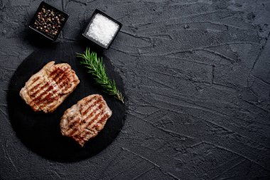 Baharatlı ve otlu ızgara biftek, yemek konsepti.