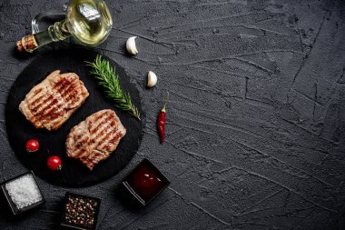 Baharatlı ve otlu ızgara biftek, yemek konsepti.