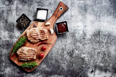 Baharatlı ve otlu ızgara biftek, yemek konsepti.