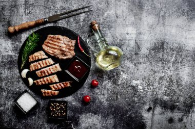 Baharatlı ve otlu ızgara biftek, yemek konsepti.