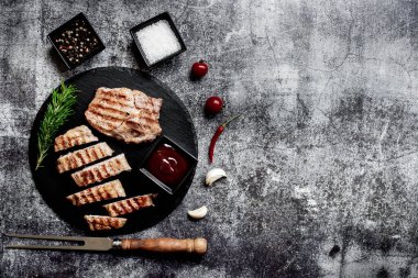 Baharatlı ve otlu ızgara biftek, yemek konsepti.