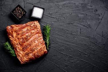 Biberiye ve baharatlı ızgara domuz pirzolası, yemek konsepti.