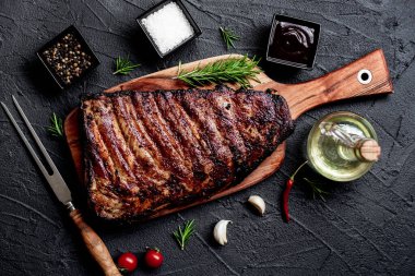 Biberiye ve baharatlı ızgara domuz pirzolası, yemek konsepti.