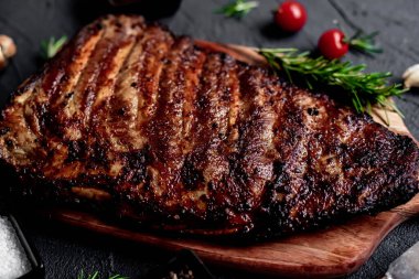 Biberiye ve baharatlı ızgara domuz pirzolası, yemek konsepti.