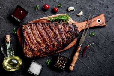 Biberiye ve baharatlı ızgara domuz pirzolası, yemek konsepti.