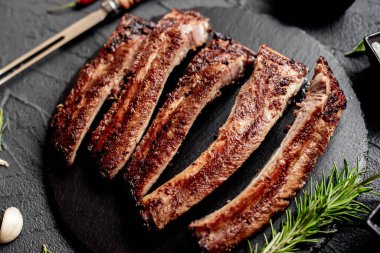 Biberiye ve baharatlı ızgara domuz pirzolası, yemek konsepti.