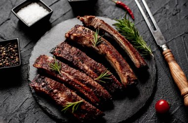 Biberiye ve baharatlı ızgara domuz pirzolası, yemek konsepti.