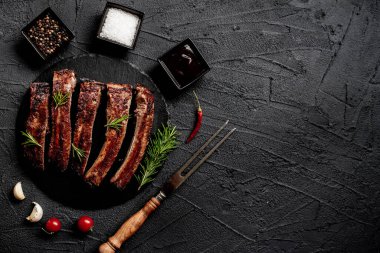 Biberiye ve baharatlı ızgara domuz pirzolası, yemek konsepti.