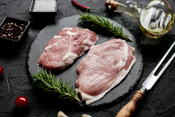 Rauwe Varkenssteaks Met Kruiden Specerijen Food Concept — Stockfoto
