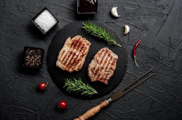 Gegrilde Vlees Steak Met Specerijen Kruiden Food Concept — Stockfoto