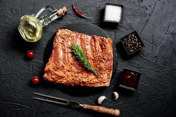 烤猪排骨与迷迭香和香料 食物概念 — 图库照片