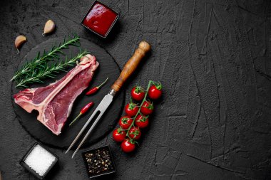 Baharatlı ve biberiyeli çiğ et. yemek arkaplanı 